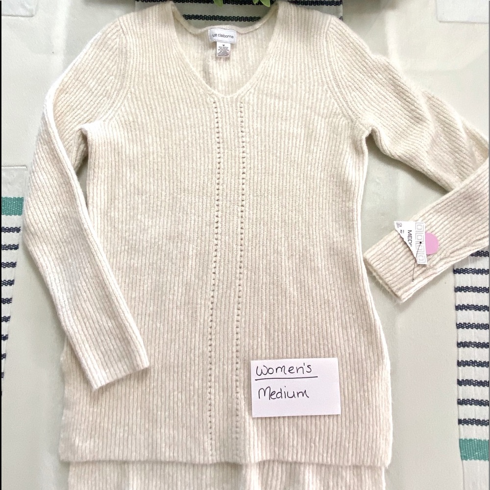 NEW* LIZ CLAIBORNE V-NECK SEATER. STILL HAS TAGS. SIZE MEDIUM.